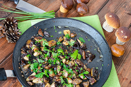 烤蘑菇 配有蛋黄和新鲜草药森林营养美食草本植物膳食香菜团体午餐饮食宏观图片