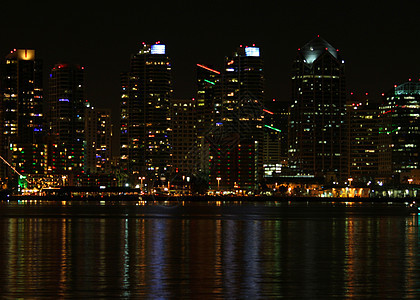 圣地亚哥天线夜建筑码头建筑物港口城市场景市中心天空旅游游客图片
