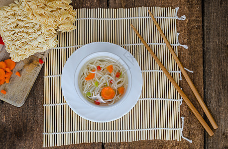 中国面条汤健康吗美食午餐盘子勺子胡椒蔬菜小吃火腿洋葱女性图片