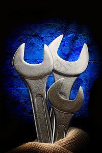 男性手中的金属扳手维修工具机械钥匙手指乐器便利灰色纺织品工作图片