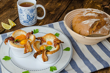 配鸡蛋和培根的松饼火腿早餐香菜盘子营养柠檬餐厅小吃烹饪蔬菜图片