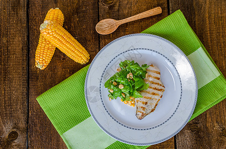 鸡肉牛排加大蒜和柠檬 沙拉勺子鱼片用餐玉米盘子香菜胸部营养油炸食物图片