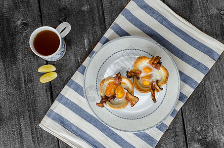 配鸡蛋和培根的松饼食物草本植物美食早餐营养蛋黄黄油蔬菜午餐盘子图片