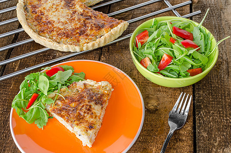 配奶酪和沙拉的法式土豆蔬菜蛋糕早餐盘子烘烤美食小吃洋葱胡椒面包图片
