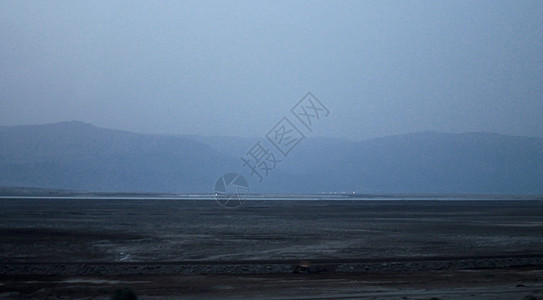 日出前的死海风景海岸线旅行水晶编队山脉沙漠环境天空蓝色白色图片