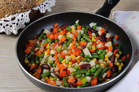 锅里煮炖蔬菜图片