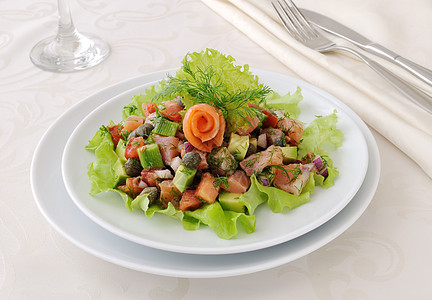 鳄梨沙拉和鲑鱼烹饪厨房盘子配件蔬菜陶器沙拉午餐自助餐肥胖图片