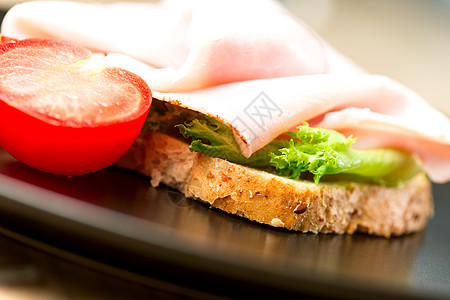 火腿番茄沙拉叶棕色面包沙拉早餐营养蔬菜食物午餐绿色图片