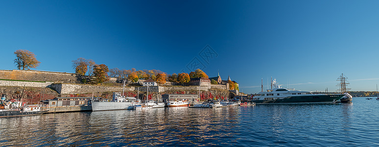 秋天Akershus堡的全景观图片