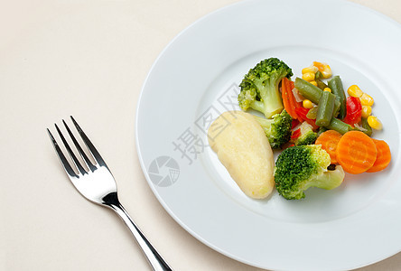 盘子上的炒蔬菜土豆绿色黄色制品辣椒油炸烹饪食物圆形白色图片