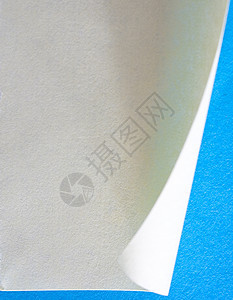 蓝色背景上的粘贴标签笔记办公室床单笔记纸空白白色木板正方形阴影邮政背景图片