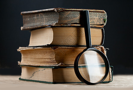 装有放大镜的旧书卷知识教科书文学团体收藏数据教育意义镜片玻璃背景图片