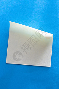 蓝色背景上的粘贴标签床单广告牌空白正方形笔记笔记纸白色木板邮政办公室图片