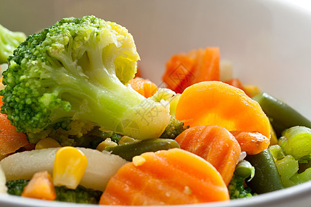 盘子上的炒蔬菜食物洋葱绿色制品红色美食陶瓷白色辣椒玉米图片