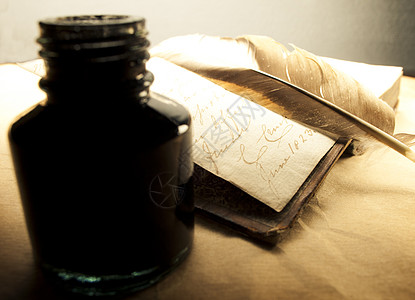 红烧老鹅有羽毛和墨墨水的旧书墨水历史性艺术棕色床单文学知识阅读墨水瓶笔记背景