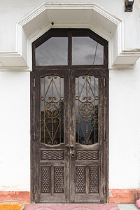 建筑物前的古老门建筑古董建筑学木头乡村金属房子入口图片