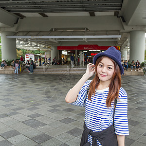 地铁站外的亚洲妇女铁路旅行女性女士捷运女朋友城市民众车站运输图片