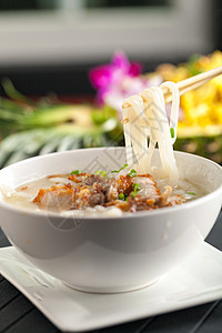 与猪猪一起的泰式汤蔬菜餐厅美食饮食洋葱筷子油炸香菜猪肉白色图片