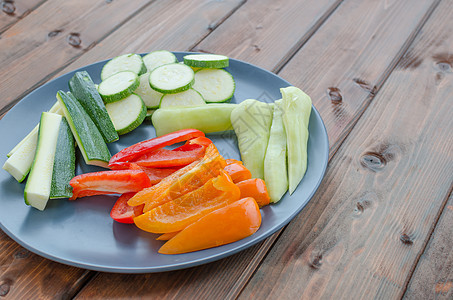 准备烧烤的切菜蔬菜营养玻璃盘子蔬菜食物小吃胡椒黄瓜美食午餐图片