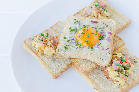面包里炒鸡蛋 炒鸡蛋咖啡盘子折叠沙拉橙子早餐油炸洋葱香肠草本植物图片