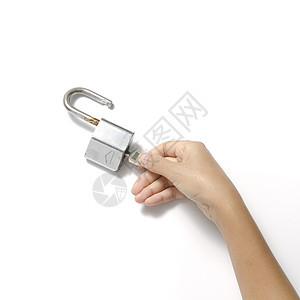 带密钥的手打开挂锁白色安全宏观房子金子钥匙金属手指图片
