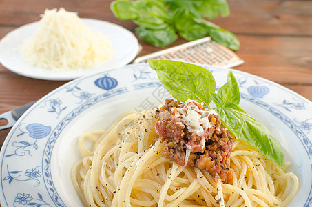 木制桌上的意大利面条 Bolognese叶子食谱食物美食烹饪蔬菜香菜木头餐厅猪肉图片