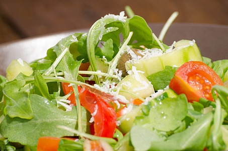 配有西红柿 橄榄和面粉的火箭蔬菜餐厅食物桌子美食烹饪营养午餐饮食图片