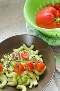 配有西红柿 橄榄和面粉的烹饪营养饮食食物盘子小吃蔬菜午餐火箭桌子图片
