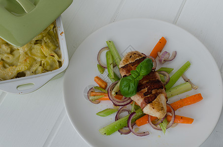 配培根和蔬菜的炸鸡小吃食物餐厅营养美食土豆敷料叶子饮食午餐图片