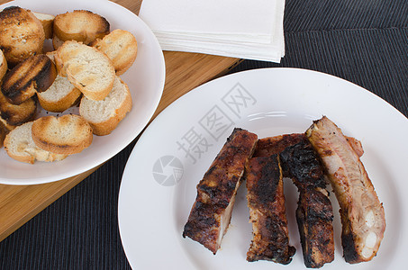 烧烤加浸泡和烤熟的面包卷猪肉主菜餐厅宝贝牛肉婴儿食物熏制盘子肋骨图片