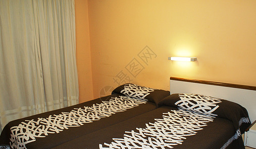 双间静音双人间酒店旅馆枕头床罩两个人活力双人房棕色背景图片