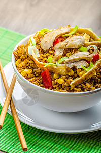 鸡肉咖喱米饭和中国圆环煎饼胡椒蔬菜香料香菜椰子午餐美食食物香米黄油图片