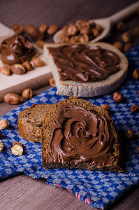 健康面包 含巧克力和坚果食物孩子美食饮食面包早餐奶油生活母亲家庭作业背景图片