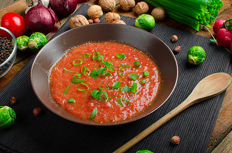 辣番茄加春洋葱和红胡椒木板勺子烧烤午餐美食辣椒香料调味品核桃芯片图片