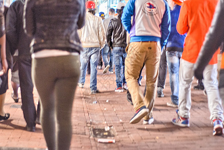 夜间在城市街道上行走的蓝色运动者女性商务男人商业街道红色旅游活力购物运动图片