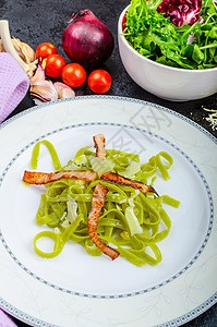 意大利菠菜意大利意面加有机大蒜蔬菜食物美食鹌鹑餐厅沙拉饮食午餐盘子火腿图片