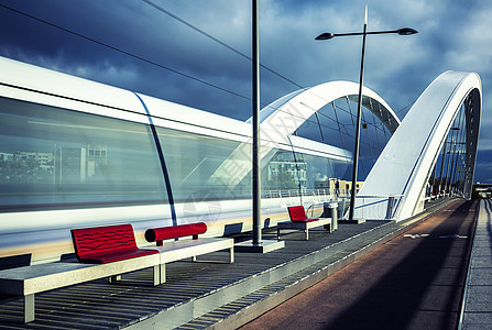 特拉姆韦穿越桥的垂直视图电车速度火车长椅红色铁路地标运输图片