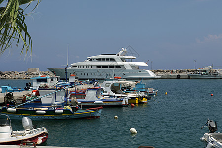 卡尔达梅纳度假胜地和科斯岛港口码头钓鱼白色地标天空建筑学城市蓝色棕榈渡船图片