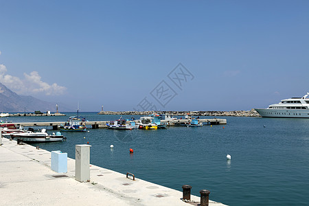 卡尔达梅纳度假胜地和科斯岛港口天空街道建筑学码头地标蓝色游艇白色渡船城市图片