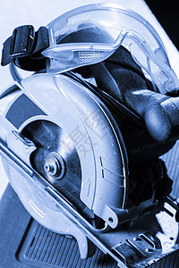 圆形锯刀和护目镜刀刃维修塑料手套黑色车轮旋转盒子工具蓝色图片