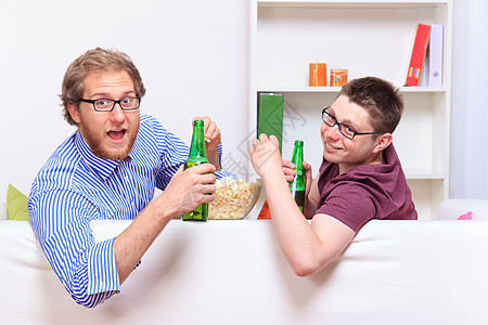 两个家伙啤酒和爆米花 在沙发上图片