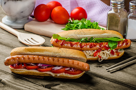 红色热狗的变异垃圾烧烤脂肪午餐面包包子辣椒美食食物炙烤图片