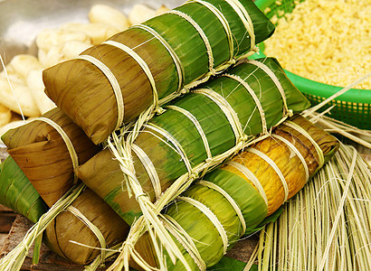 越南大米蛋糕Banh Tet手工团体农历竹子传统新年菜肴文化食物滚动图片