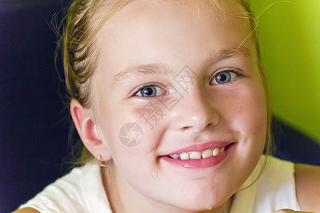 可爱的女孩女学生金发白色童年孩子蓝色背景图片