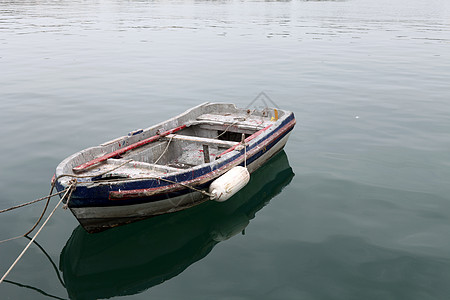 港口的木质渔船卵石蓝色海岸帆船地平线船体桅杆钓鱼舵柄木头图片