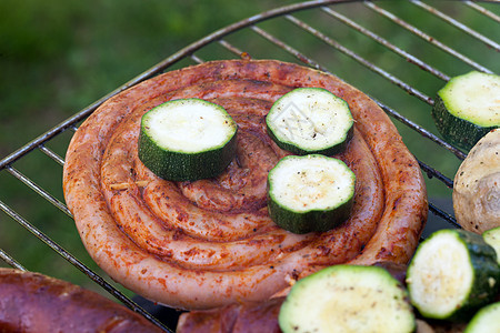 在烤架上用美味的烤肉烧烤架子家禽花园木炭烹饪羊肉牛肉香肠食谱派对图片