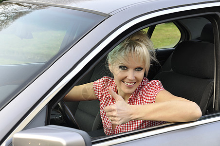 妇女驾驶一辆灰色汽车安全女孩发动机旅行女性乐趣运输成人车辆青年图片