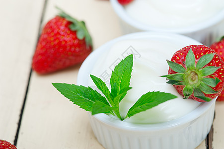 希腊有机酸奶和草莓味道浆果宏观乡村饮食薄荷乳制品勺子早餐产品图片