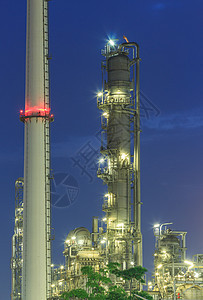 工业用石油炼油塔图片