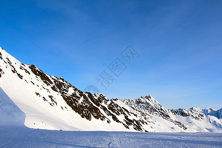 滑雪度假村的斜坡闲暇蓝色天空单板全景季节痕迹假期旅行运动图片